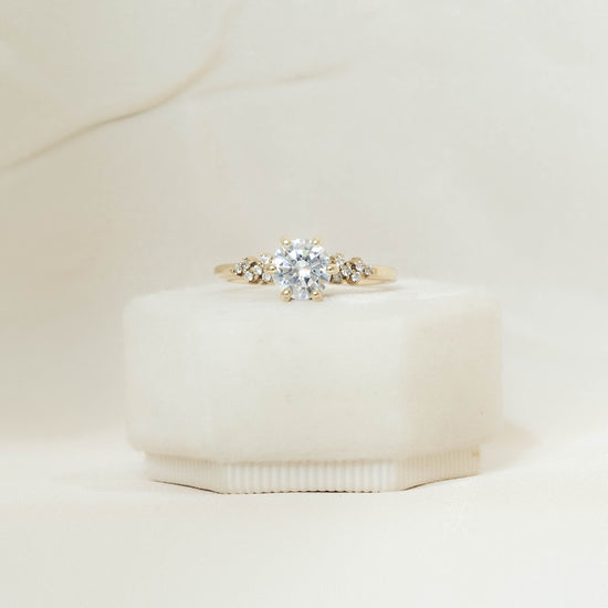 14ky Scattered Diamond 6-prong Engagement Ring